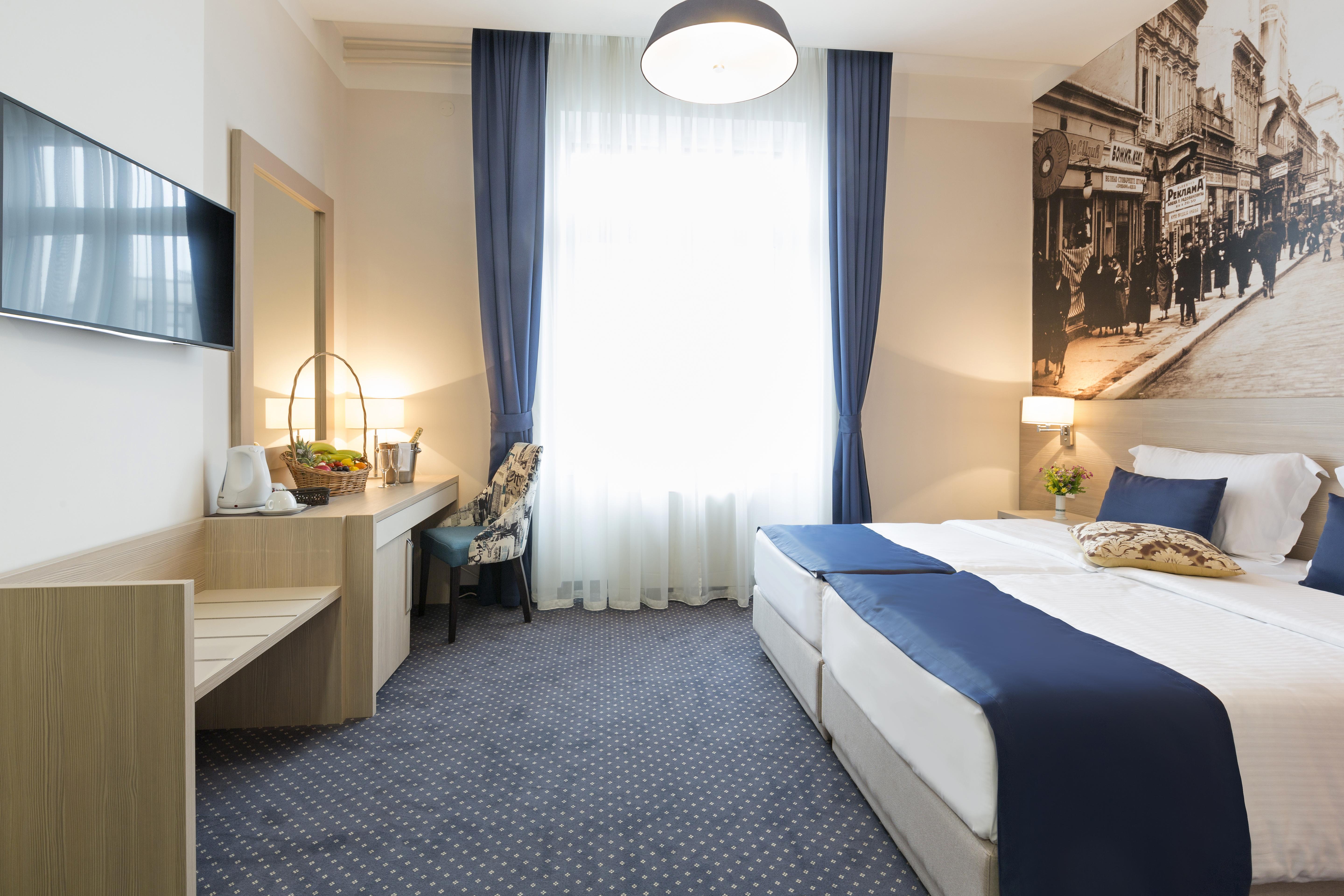 Five Points Square - Center 4*